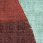 Detail van Elitis behang Medina VP 946 01 met textuur in rood, bordeaux en turquoise.
