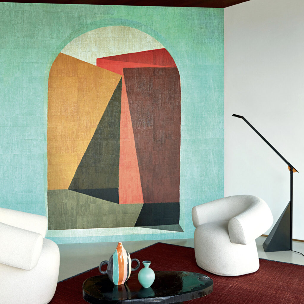 Modern interieur met Elitis-behang Medina VP 946 01 in geometrisch design, omringd door designmeubilair en decoratieve accessoires.