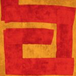 Abstract rood en okergeel patroon uit de Elitis Message TP 331 03 Voile de Papier behangcollectie.