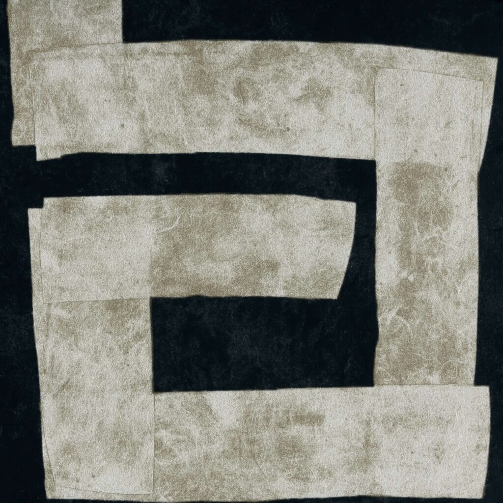 Abstract patroon van Elitis-behang uit de Voile de Papier-collectie, met overlappende beige vlakken op een donkere achtergrond.