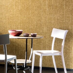 Tafel met moderne stoelen en aardewerk voor een Elitis Natural Mood behang in warme, geweven textuur.