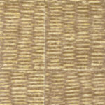 Behang Elitis Natural Mood VP 915 06 met een textuur van horizontale, goudbruine strepen in een natuurlijk ogend patroon.