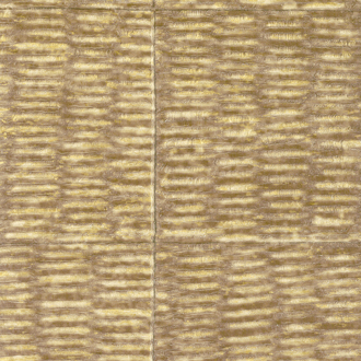 Behang Elitis Natural Mood VP 915 06 met een textuur van horizontale, goudbruine strepen in een natuurlijk ogend patroon.
