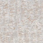 Textuur van Elitis behang Natural Mood VP 915 10 met een rustiek, gevlekt patroon in grijstinten en warme beige accenten.