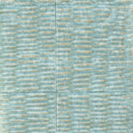 Textuur van Elitis behang Natural Mood VP 915 12 in blauwgroene tinten met horizontale lijnen en subtiele goudaccenten.