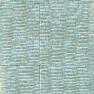 Textuur van Elitis behang Natural Mood VP 915 12 in blauwgroene tinten met horizontale lijnen en subtiele goudaccenten.