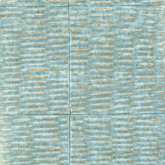 Textuur van Elitis behang Natural Mood VP 915 12 in blauwgroene tinten met horizontale lijnen en subtiele goudaccenten.