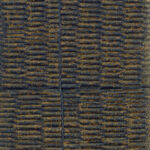 Zwart-gouden Elitis behang met een natuurlijke, textuurrijke structuur en horizontaal patroon.