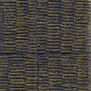 Zwart-gouden Elitis behang met een natuurlijke, textuurrijke structuur en horizontaal patroon.