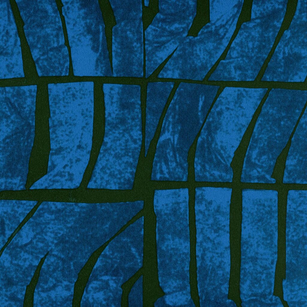 Abstract Elitis behangdesign uit de Voile de Papier collectie met onregelmatige blauwe vlakken en donkergroene lijnen.