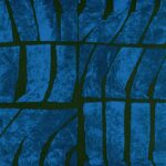 Abstract Elitis behangdesign uit de Voile de Papier collectie met onregelmatige blauwe vlakken en donkergroene lijnen.