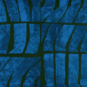 Abstract Elitis behangdesign uit de Voile de Papier collectie met onregelmatige blauwe vlakken en donkergroene lijnen.