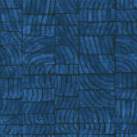 Donkerblauw Elitis behang uit de Voile de Papier collectie met abstract patroon van gebogen en rechte lijnen (model Ondes TP 328 02).