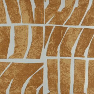 Abstract patroon met onregelmatige, verticale vormen in koperkleur op lichtgrijze achtergrond uit het Elitis-behang Ondes TP 328 04 Voile de papier collectie.