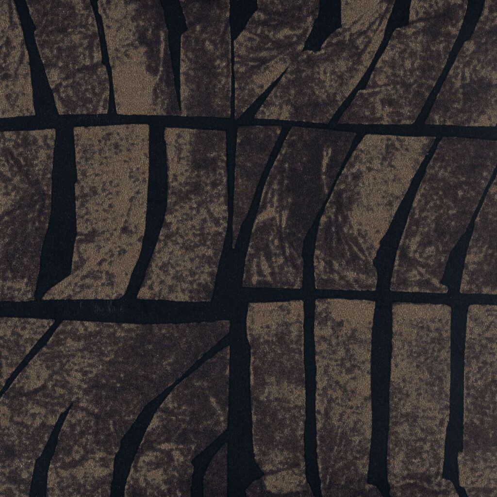 Abstract patroon in bruin- en zwarttinten van het Elitis behang Ondes TP 328 06 uit de Voile de Papier collectie.