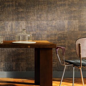 Interieur met Elitis Raffia-behang, een houten tafel met glazen stolp en een retro stoel.