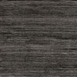 Donkergrijs Elitis Talamone Seta VP 850 15 behang met horizontale textuurstrepen.