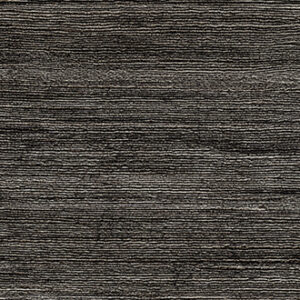 Donkergrijs Elitis Talamone Seta VP 850 15 behang met horizontale textuurstrepen.