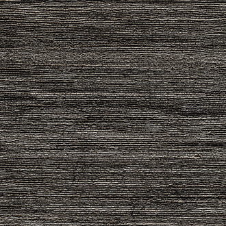 Donkergrijs Elitis Talamone Seta VP 850 15 behang met horizontale textuurstrepen.