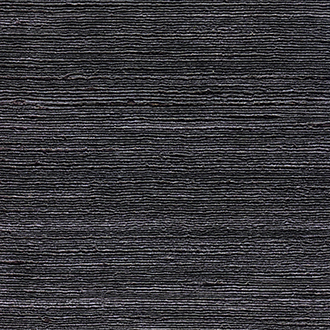 Donkergrijs Elitis Talamone Seta VP 850 18 behang met fijne horizontale textuurstrepen.