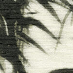 Detail van Elitis behang Talamone Terra Promessa VP 854 01 met een textuur van geweven stof en een zwart-wit botanisch motief.