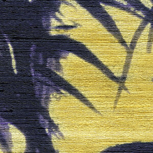 Textuurbehang Elitis Talamone Terra Promessa VP 854 02 met een donker silhouet van palmbladeren op een gele achtergrond.