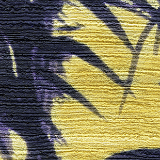 Textuurbehang Elitis Talamone Terra Promessa VP 854 02 met een donker silhouet van palmbladeren op een gele achtergrond.