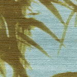 Detail van het Elitis behang Talamone Terra Promessa VP 854 03 met een tropisch bladerpatroon in olijfgroen en blauw.