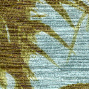 Detail van het Elitis behang Talamone Terra Promessa VP 854 03 met een tropisch bladerpatroon in olijfgroen en blauw.