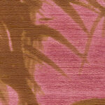 Elitis behang Talamone Terra Promessa VP 854 05 met roze en bruine tropische bladermotieven en textuur.