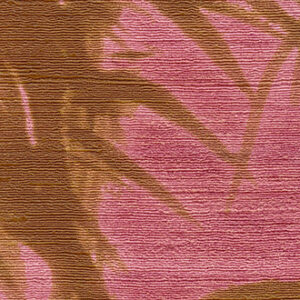 Elitis behang Talamone Terra Promessa VP 854 05 met roze en bruine tropische bladermotieven en textuur.