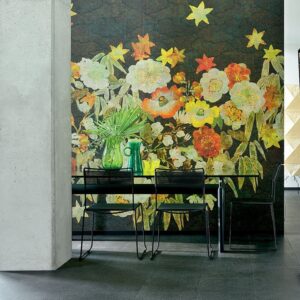 Moderne eetruimte met zwart meubilair en een kleurrijk bloemenbehang uit de Elitis Tender Silences collectie.