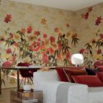 Woonkamer met Elitis-behang 'Tendres Silences' featuring een kleurrijk bloemen- en bladdessin in warme herfsttinten.