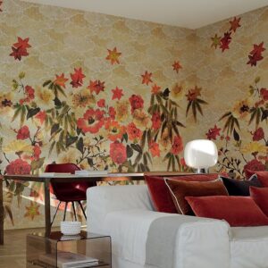 Woonkamer met Elitis-behang 'Tendres Silences' featuring een kleurrijk bloemen- en bladdessin in warme herfsttinten.