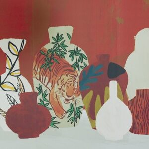 Illustratief Elitis-behang met vazen in diverse kleuren en patronen, waaronder een vaas met een tijger en bladeren.