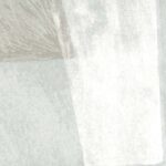 Abstract patroon in zachte grijstinten op Elitis behang uit de Tutto TP 333 02 Voile de Papier collectie.