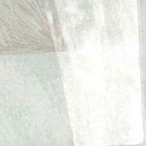 Abstract patroon in zachte grijstinten op Elitis behang uit de Tutto TP 333 02 Voile de Papier collectie.