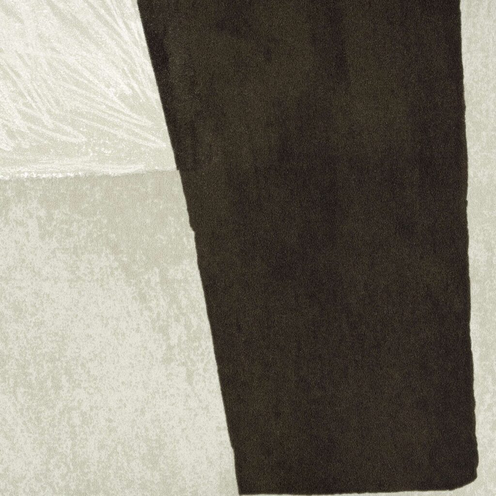 Abstracte close-up van Elitis behang Tutto TP 333 03 uit de Voile de papier collectie met contrasterende vormen in crème en donkerbruin.