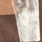 Abstract patroon in aardetinten op Elitis-behang Tutto TP 333 04 uit de Voile de papier-collectie.