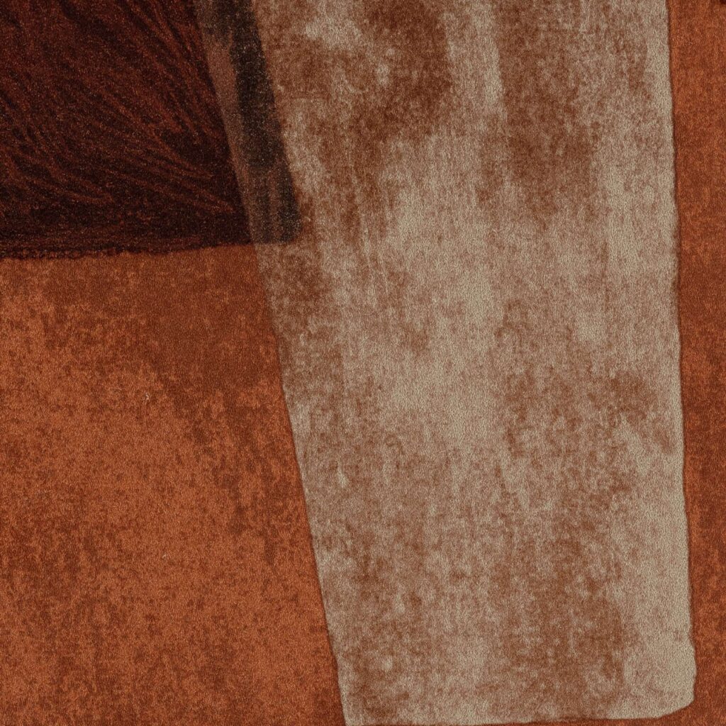 Abstract patroon van het Elitis-behang Tutto TP 333 06 uit de Voile de Papier collectie in warme bruin- en beigetinten.