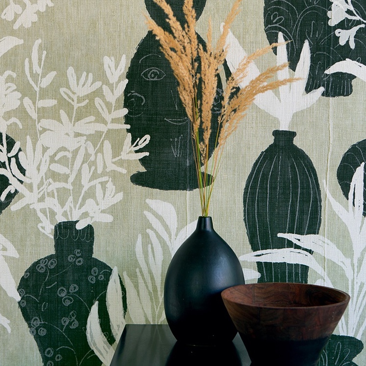 Zwart vaasje met droogbloemen en houten kom voor Elitis-behang Ulysse VP 925 01 met botanisch en abstract vazenmotief.