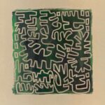 Abstract patroon van het Elitis-behang Yucatan TP 334 01 uit de Voile de Papier collectie met organische, geometrische lijnen op een donkergroene achtergrond.
