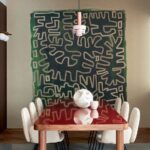 Moderne eethoek met Elitis Yucatan TP 334 behang uit de Voile de papier collectie, gekenmerkt door abstracte grafische patronen.