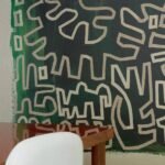 Detail van Elitis Yucatan TP 334 behang uit de Voile de Papier collectie met abstract patroon in groen en beige.