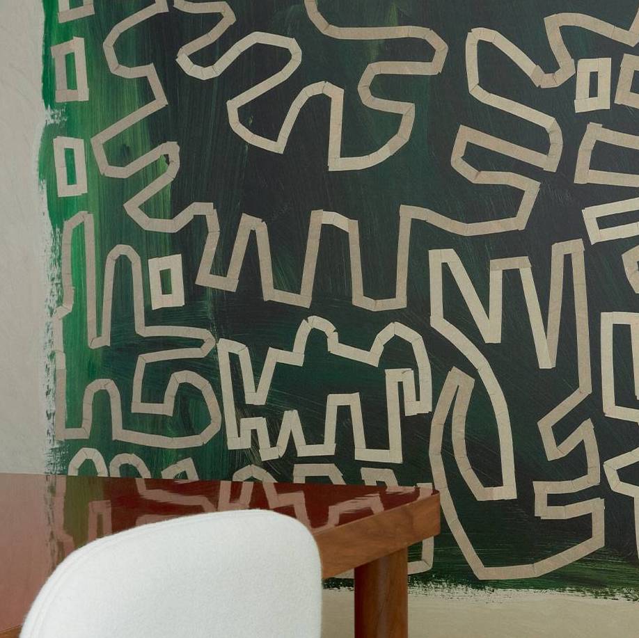 Detail van Elitis Yucatan TP 334 behang uit de Voile de Papier collectie met abstract patroon in groen en beige.