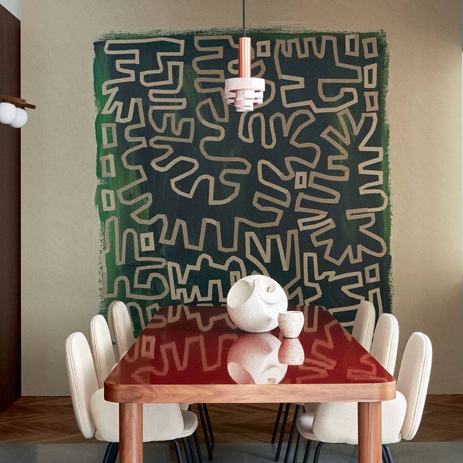 Moderne eethoek met Elitis Yucatan TP 334 behang uit de Voile de papier collectie, gekenmerkt door abstracte grafische patronen.
