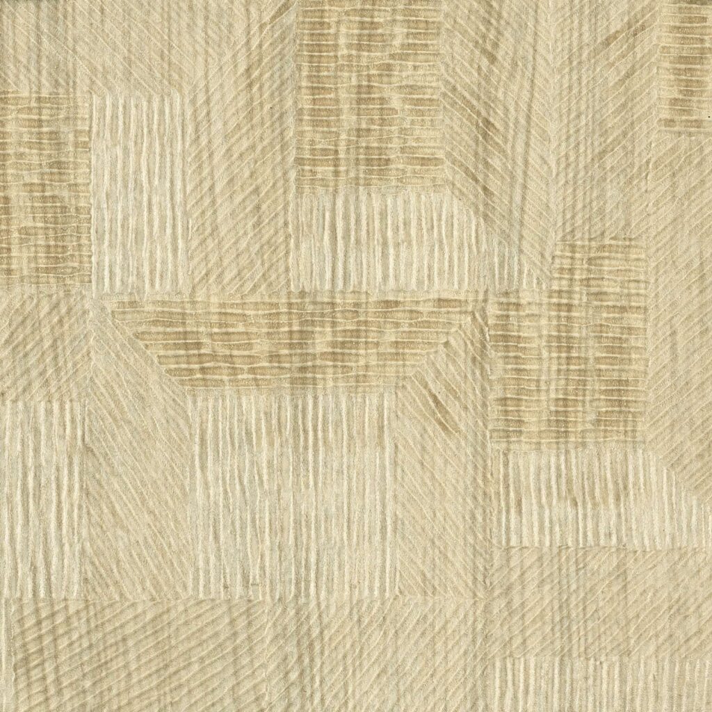 Beige Elitis Bois Sculpté Ramille behang met een reliëf van geometrische houtstructuren.