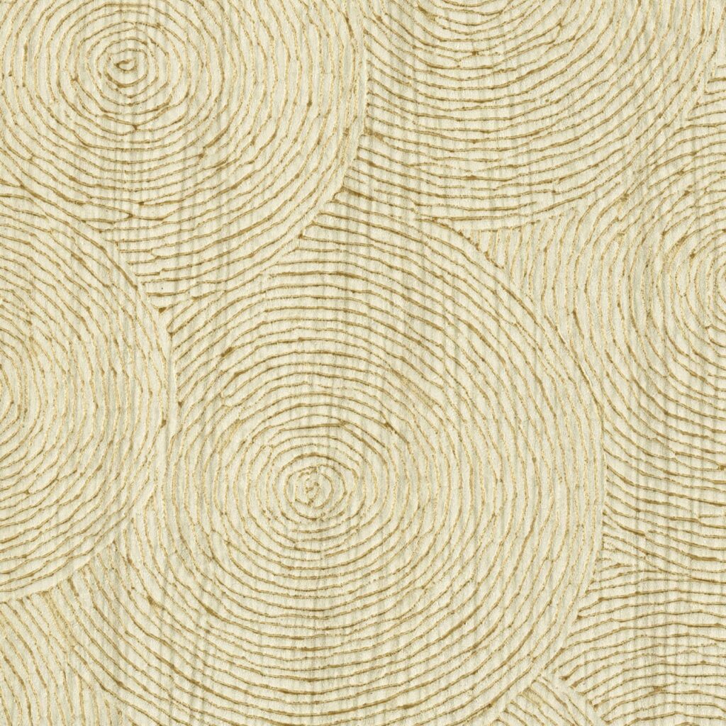 Beige Elitis-behang Bois Sculpte Volute VP 937 21 met een reliëfpatroon van concentrische cirkels die doen denken aan houtnerven.