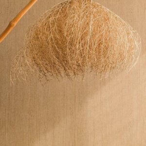 Natuurlijke wanddecoratie voor Elitis behang Gouge met fijne textuur en organisch verlichtingsobject.