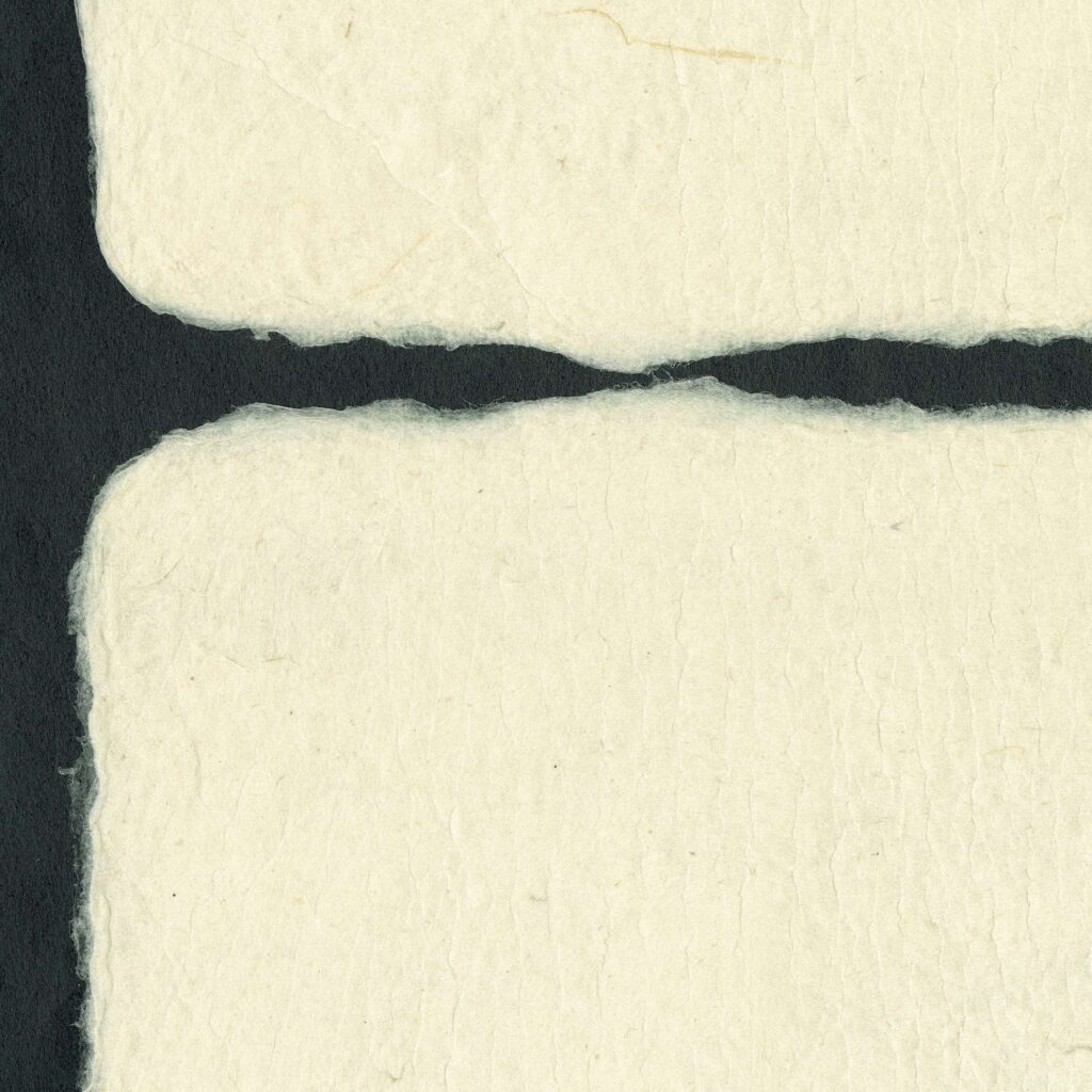 Detail van Elitis behang Hanji Nishino RM 1059 02 met handgeschept papierlook en zwarte achtergrond.